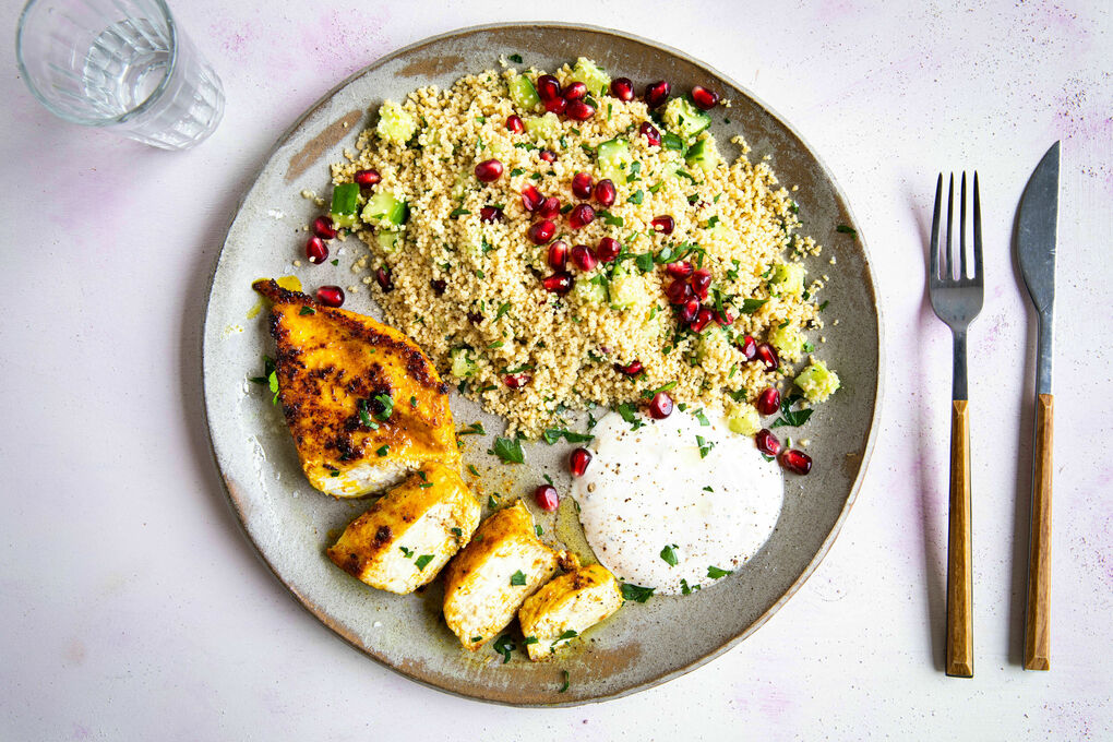 Saftiges Curryhähnchen mit Joghurt und Granatapfel-Couscous mit Gurke