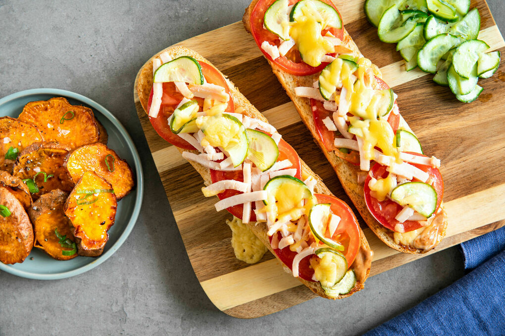 Sandwich mit geräuchertem Hähnchen dazu gebackene Süßkartoffeln mit Ahornsirup