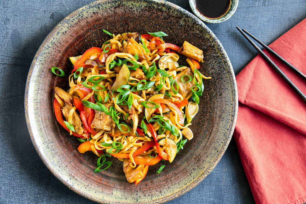 Vegane Hähnchennudeln Gong-Bao-Style mit Paprika und Zucchini