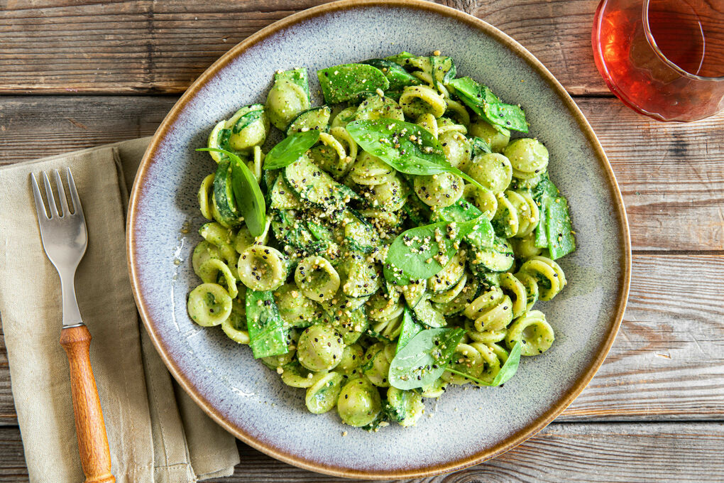 Pasta mit Kaiserschoten und Zucchini mit veganem Spinatpesto und Walnüssen