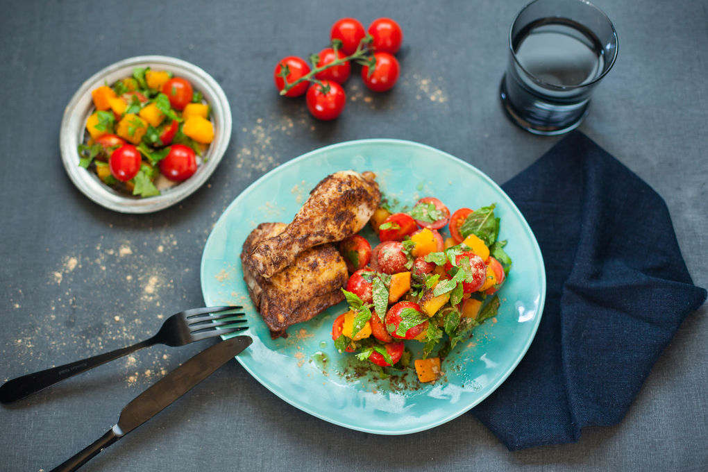 Tandoori Hühnchen mit Süß kartoffel-Tomatensalat und Mangopulve