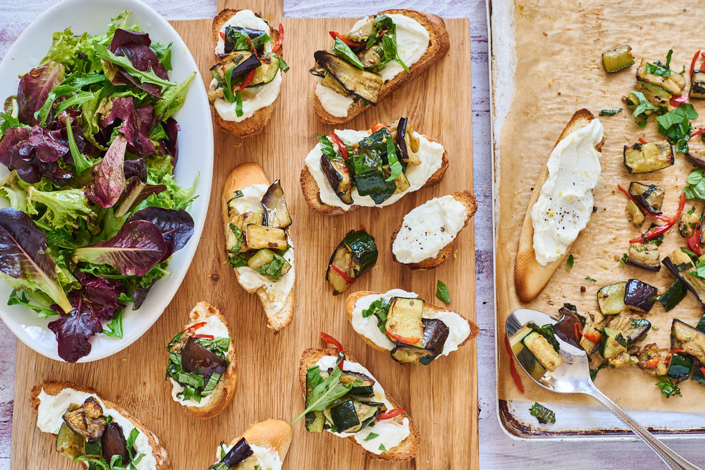 Italienische Bruschetta mit geröstetem Gemüse und Ricotta