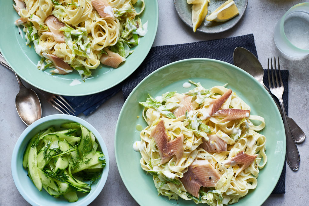 Cremige Lauchtagliatelle mit Räucherforelle und Gurkensalat