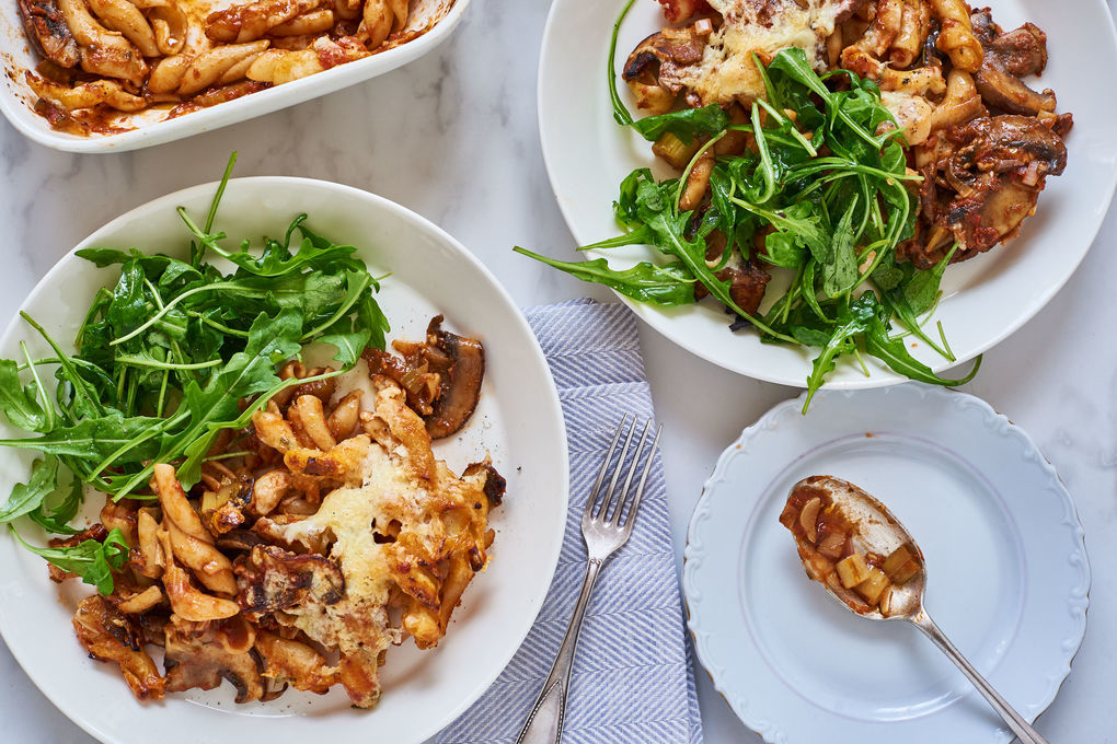 Nudel-Pilz-Auflauf mit Sellerie und Rucola-Salat