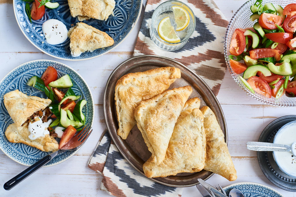 Orientalische Lammteigtaschen mit Tomaten-Gurken-Salat und Joghurt