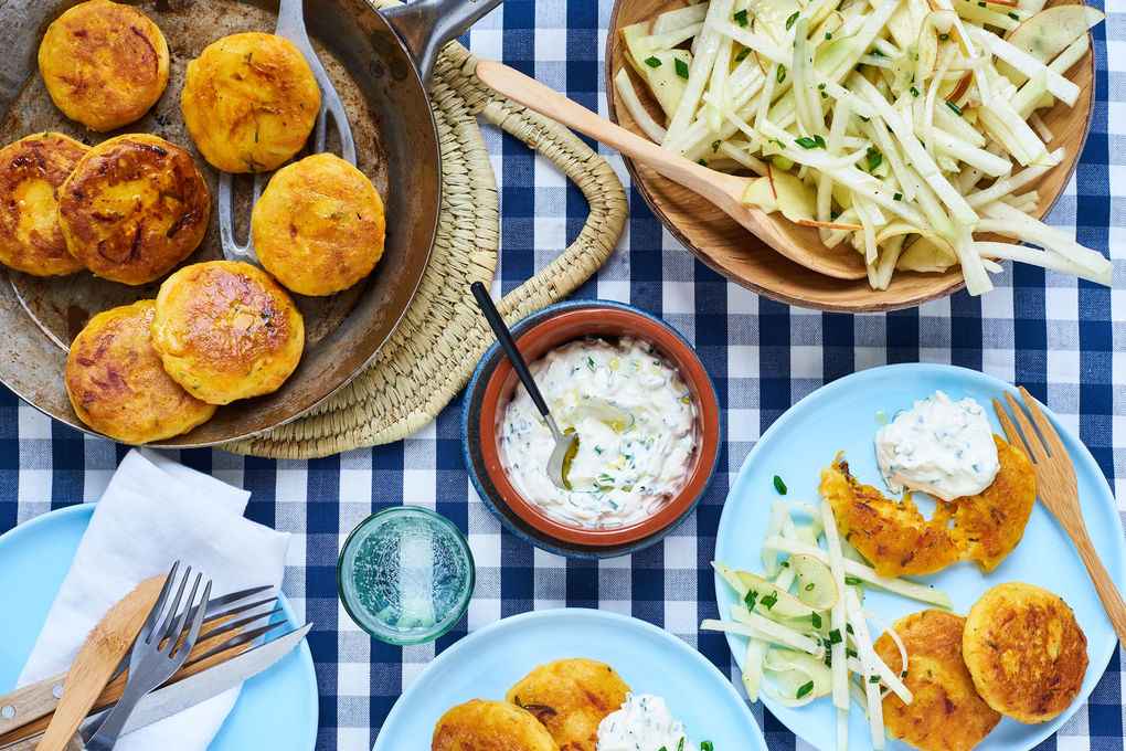 Kartoffel-Karotten-Taler mit Kohlrabi-Apfel-Salat und Dip