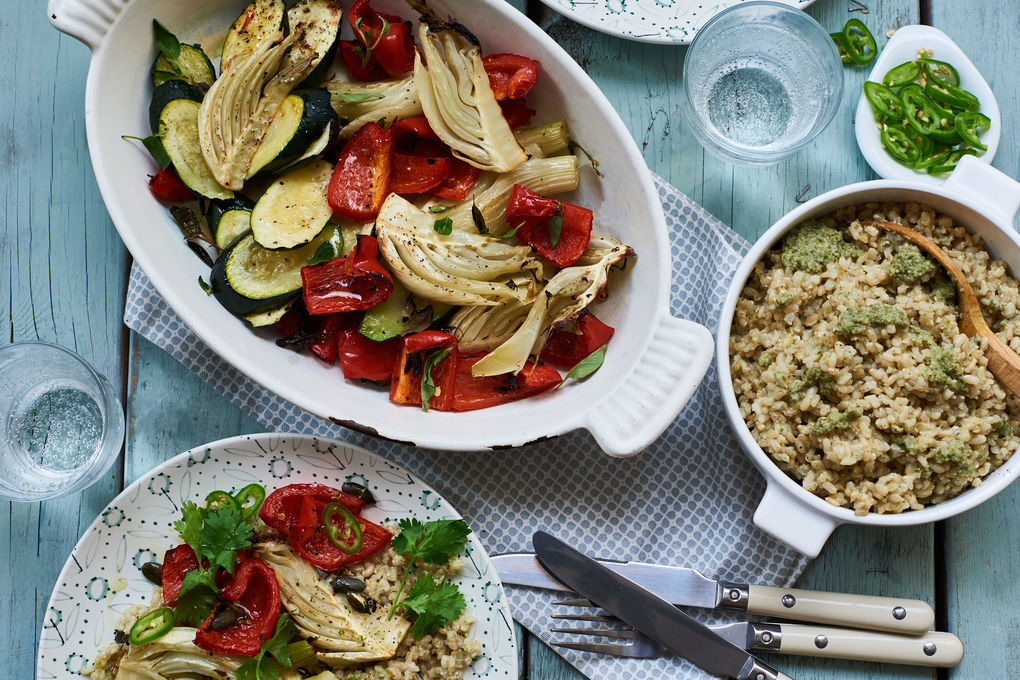 Lauwarmer Reis-Salat mit Ofengemüse und Haselnüssen