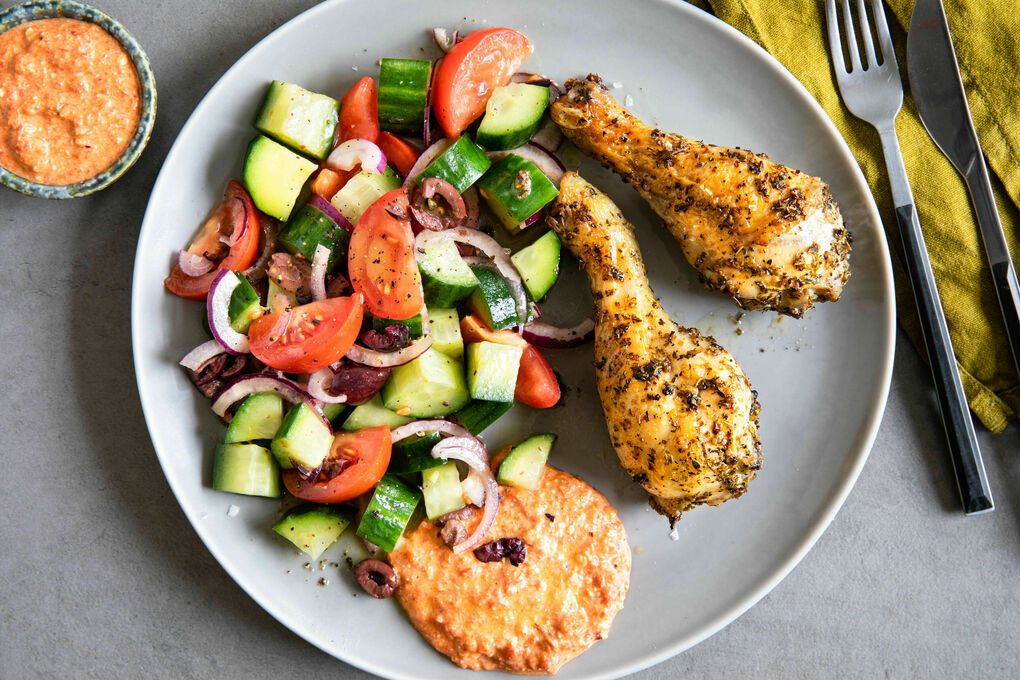 Drumsticks mit Zitrone und Oregano dazu Paprika-Feta-Dip und griechischer Salat