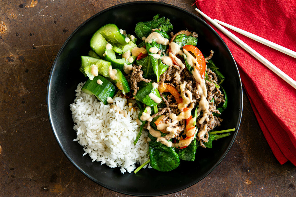 Hackfleischpfanne malaysische Art mit Erdnusssauce auf Jasminreis