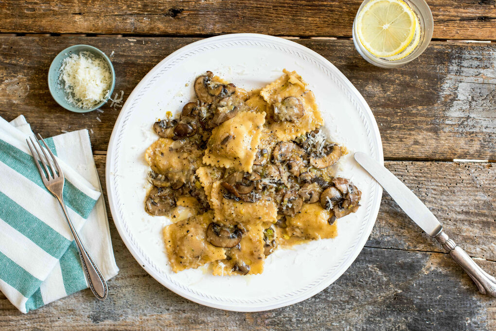 Ricottaravioli mit Champignons in buttriger Miso-Lauch-Sauce