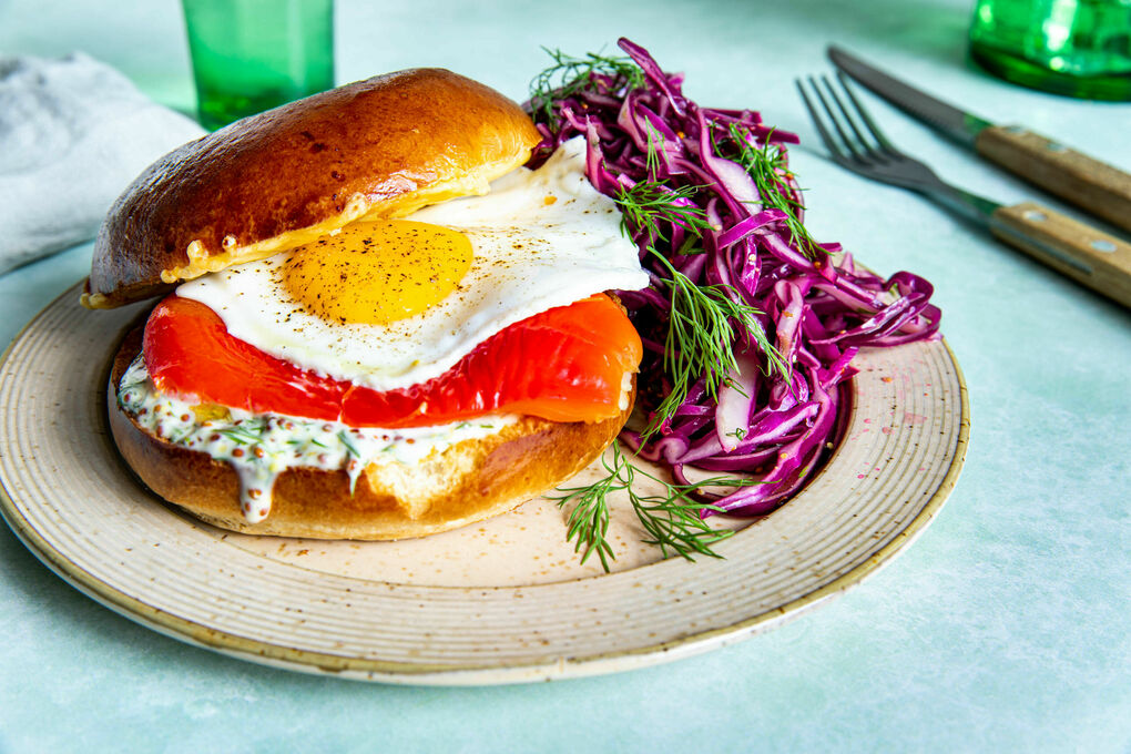 Brioche-Brötchen mit Spiegelei und Käse mit Paprika und würzigem Rotkohlsalat