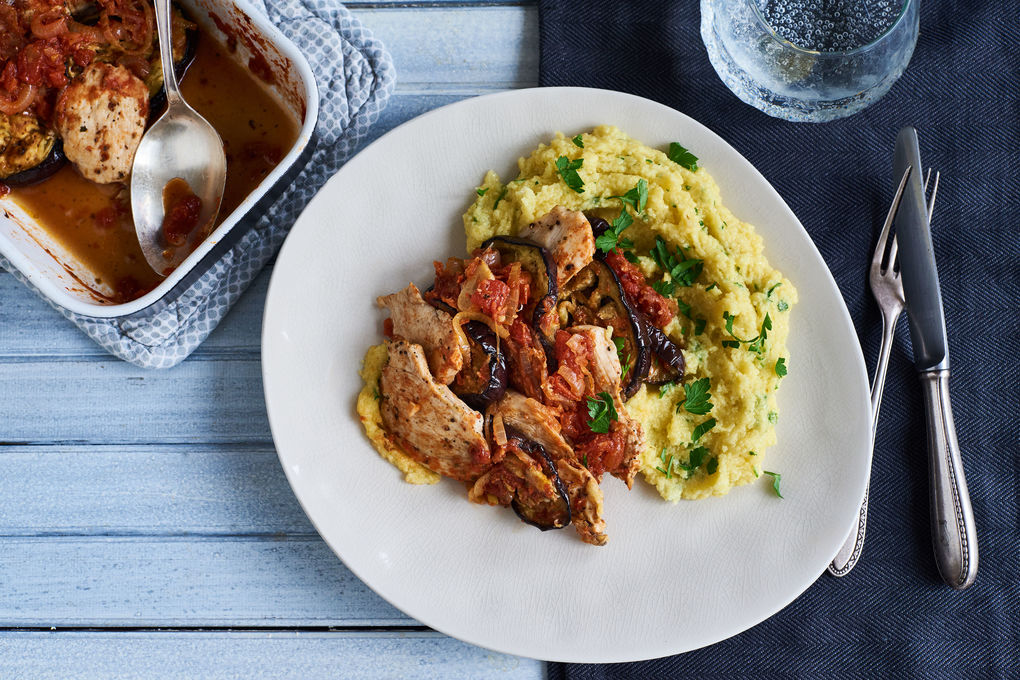 Hähnchen-Auberginen-Auflauf mit herzhafter Kräuter-Polenta