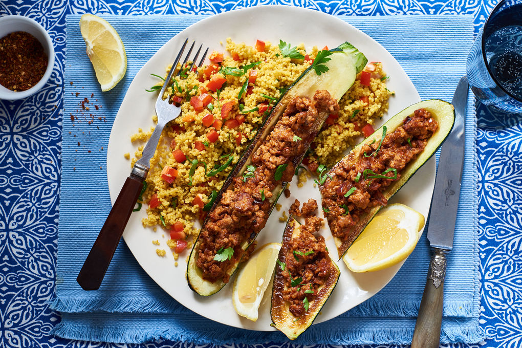 Orientalisch gefüllte Zucchini mit Lamm und Paprika-Couscous