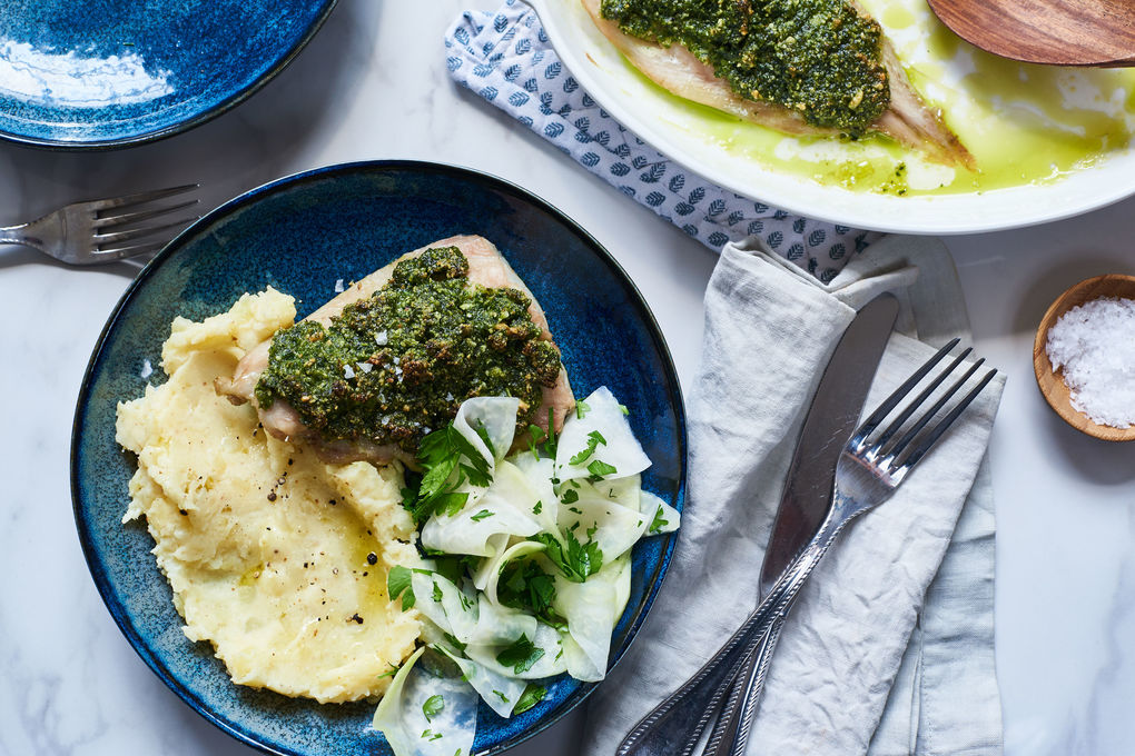 Seelachsfilet mit Pesto-Haube, Senfkartoffelstampf und Kohlrabisalat