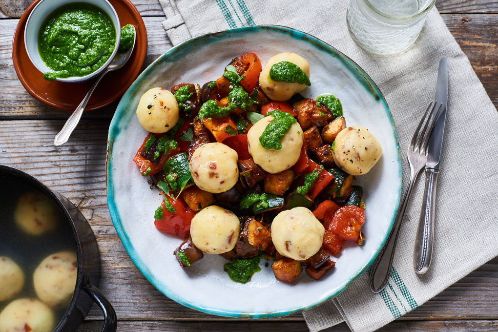 Italienische Kartoffelklöße mit Rucola-Pesto und Sommergemüse