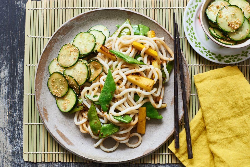 Udon-Nudel-Pfanne mit gelber Zucchini und Gurken-Salat