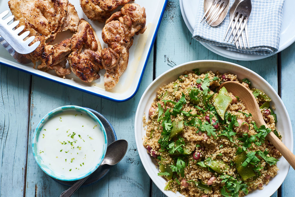 Saftige Hühnerkeulchen mit Quinoa-Bohnen-Salat und Joghurt