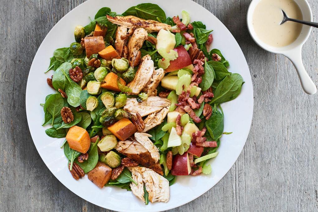 Salatteller mit Hähnchen und Speck fruchtig-fein mit Apfel und Pekannuss