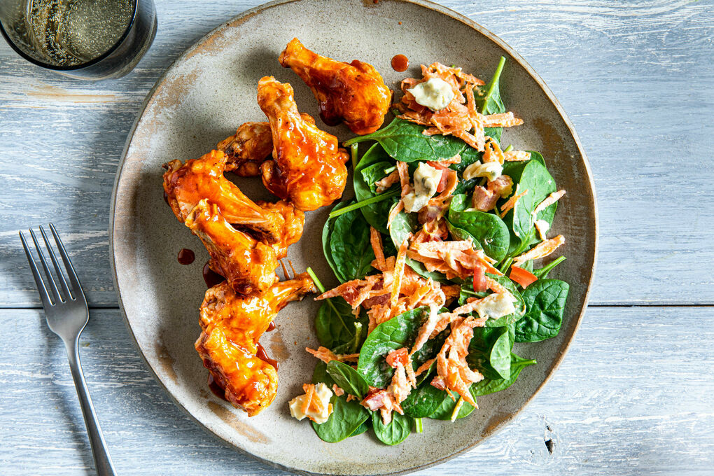 Spicy Chicken Wings an buntem Salat Low Carb mit Blauschimmelkäse