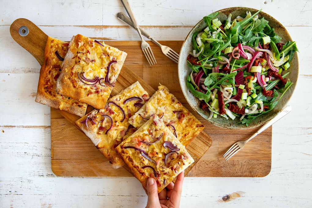 Flammkuchen mit Apfel und Speck dazu Rucolasalat mit getrockneten Tomaten