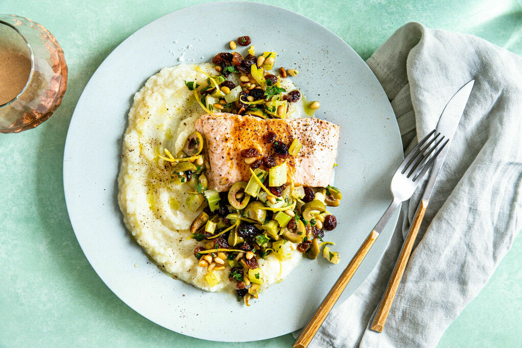 Saftiges Lachsfilet mit Selleriepüree und Oliven-Rosinen-Topping mit Pinienkernen