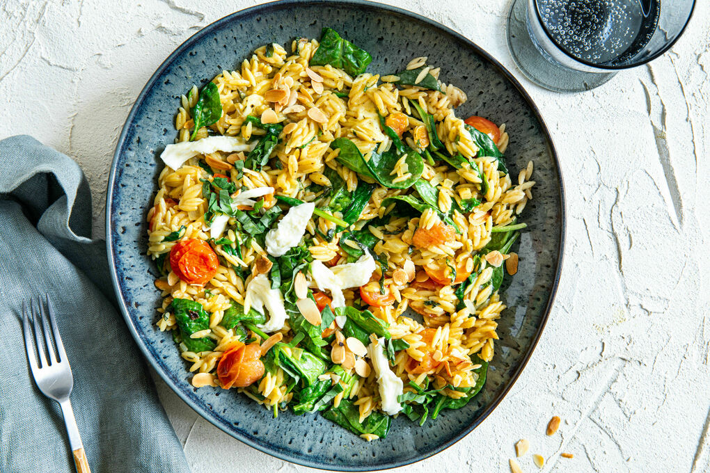Tomaten-Mozzarella-Orzotto mit Spinat und Mandelblättchen