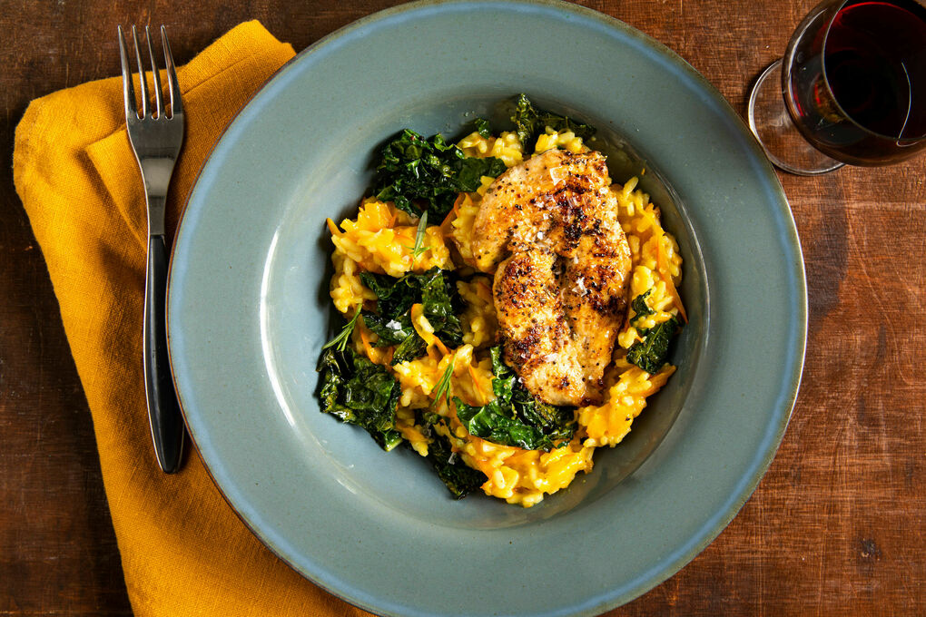 Gebratene Hähnchenbrust mit Kürbis-Risotto und Grünkohl