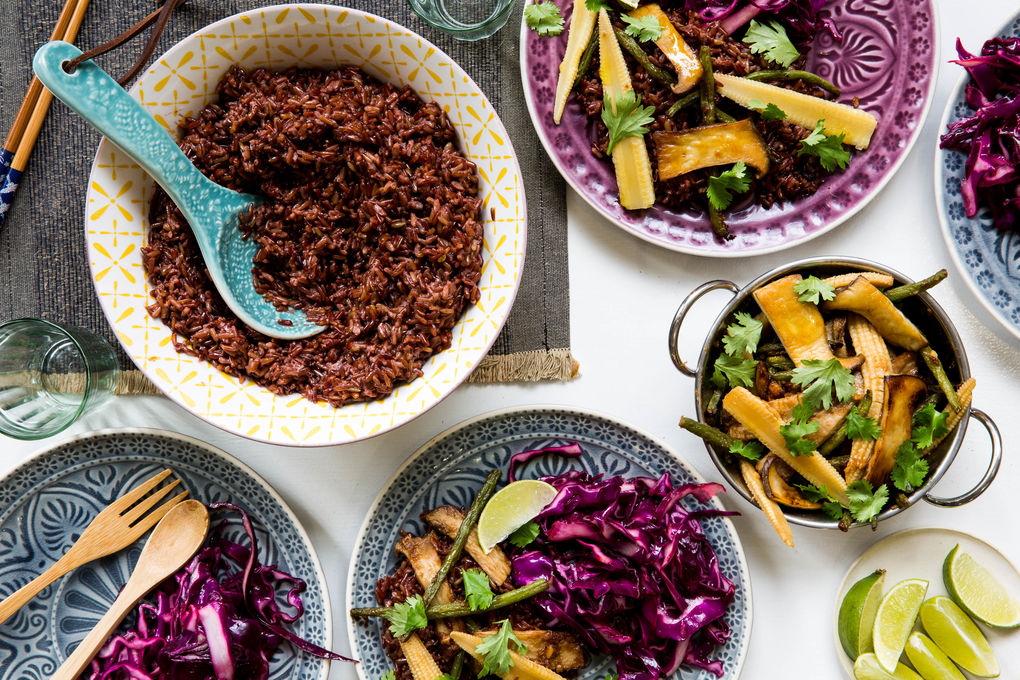 Ofengemüse in Erdnuss-Sauce mit rotem Kokosmilch Reis und Rotkohl