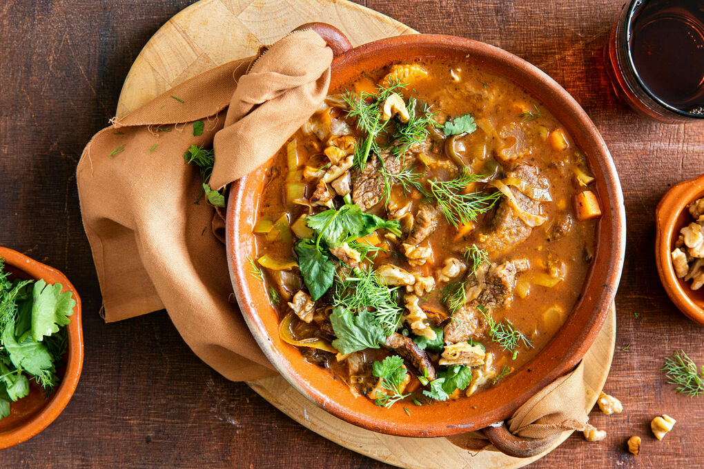 Georgische Rindfleischsuppe mit frischen Kräutern und Walnüssen
