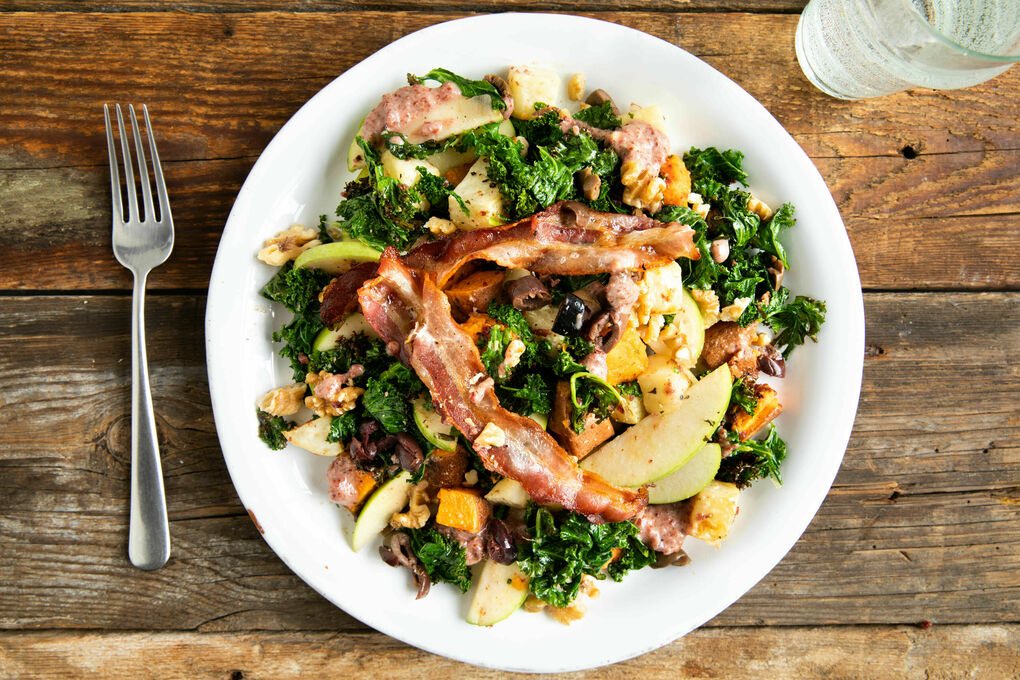 Knuspriger Bacon auf buntem Herbstsalat mit Grünkohl, Süßkartoffel und Sellerie