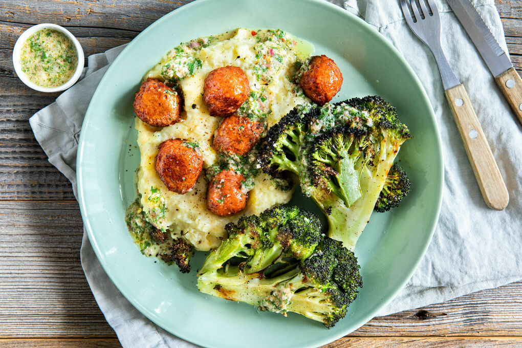 Vegane Fleischklößchen mit Chimichurri serviert mit Kartoffelpüree und Brokkoli