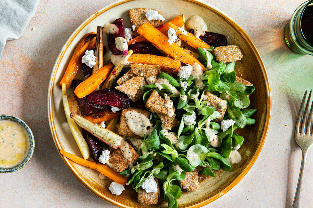 Gemüsesalat mit Ziegenfrischkäse und cremigem Basilikumdressing
