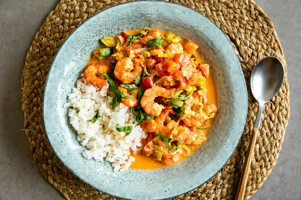 Schnelles Garnelen-Gemüse-Curry mit Kokosmilch und Thai-Basilikum, dazu Reis