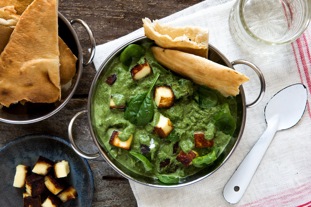 Indischer Palak Paneer mit Naan-Brot