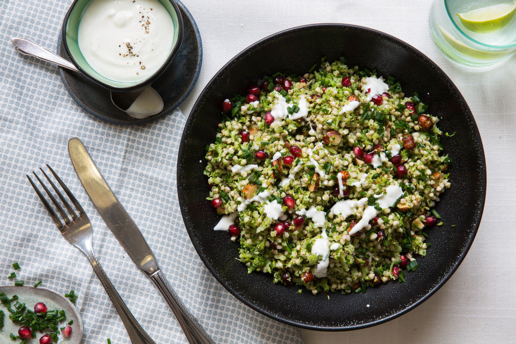 Brokkoli-Buchweizen-Salat mit Haselnüssen und Granatapfel