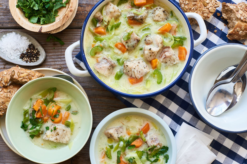 Sämige Seelachs-Suppe mit Sellerie, Möhren und Baguettes