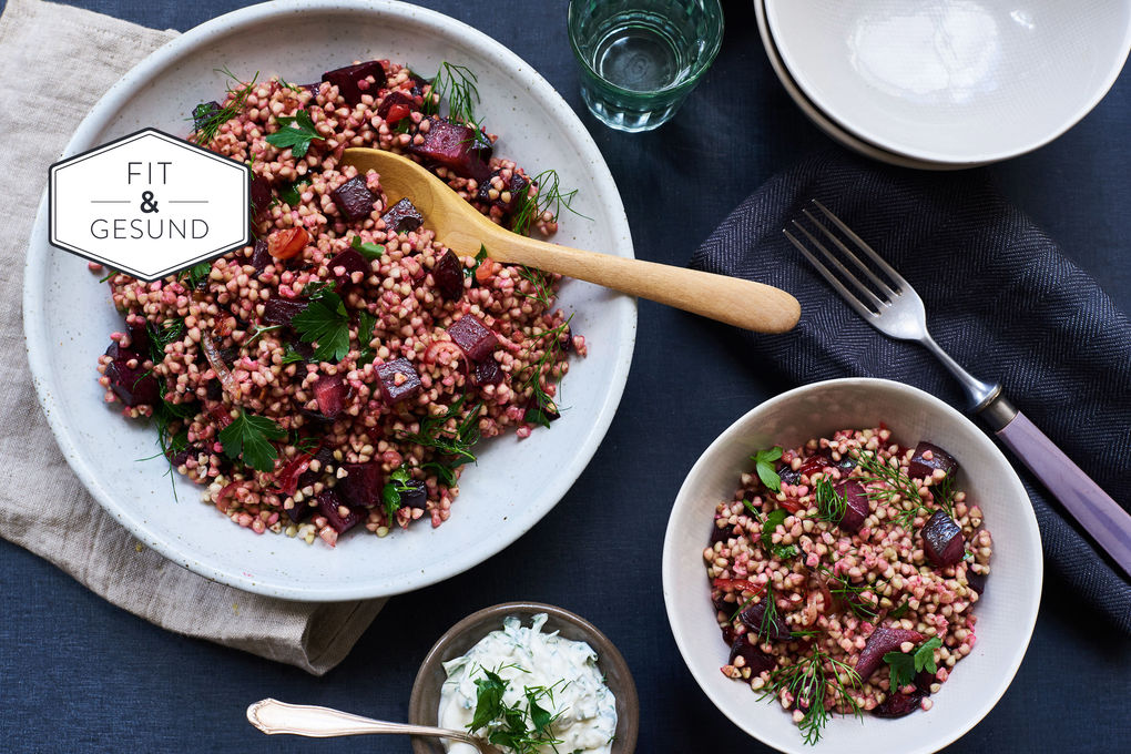 Buchweizen mit roter Beete, Spinat und Kräuterdip