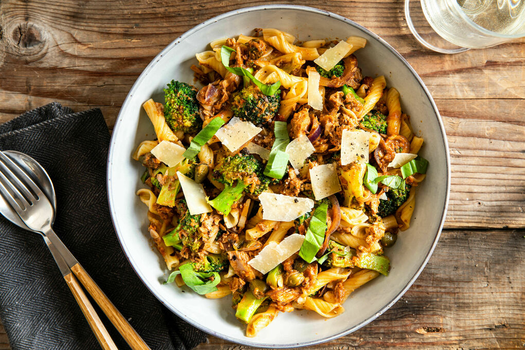Thunfisch-Anchovis-Pasta mit Brokkoli und Tomaten-Oliven-Pesto