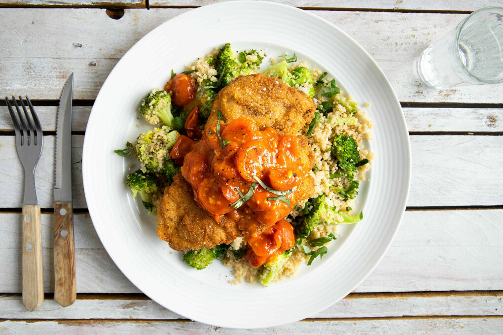 Hähnchenschnitzel mit Tomatensauce auf Couscous mit Brokkoli