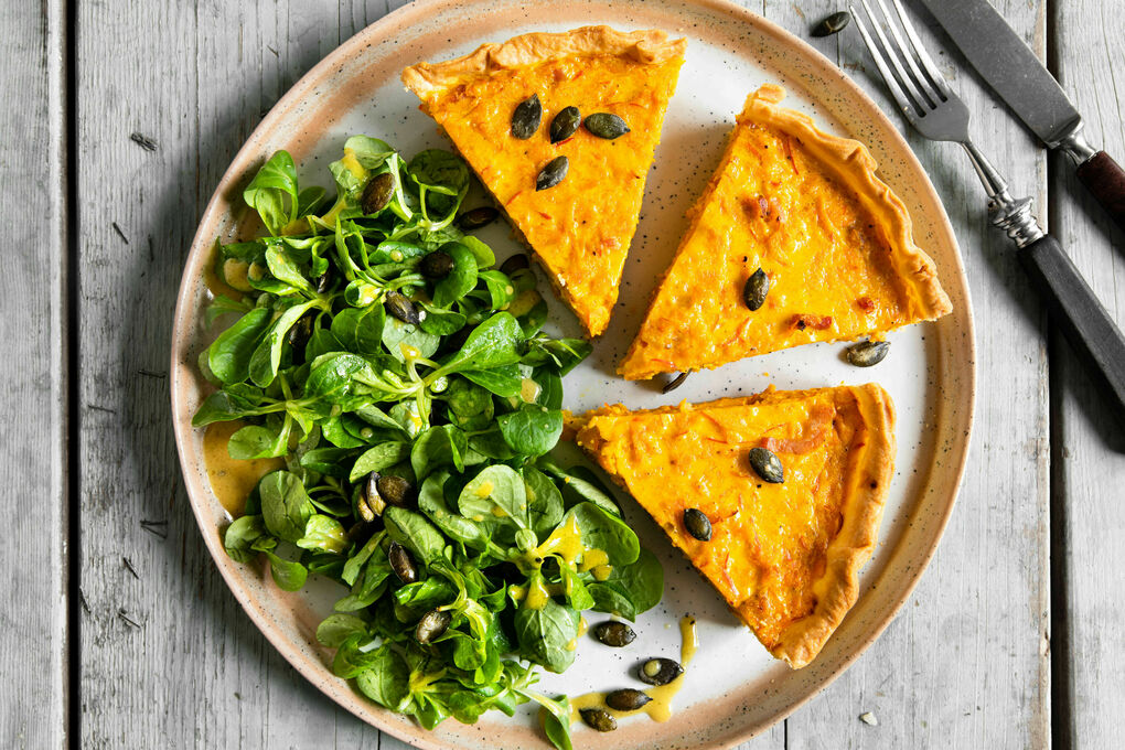 Halloween: Kürbisquiche mit Speck dazu Feldsalat mit Kürbiskernen