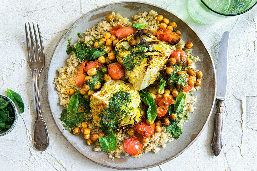 Schawarma-Wirsing und Kichererbsen mit Kirschtomaten und Chutney auf Quinoa