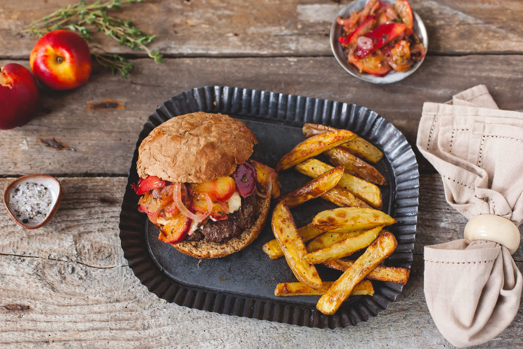 Rindfleischburger mit Nektarinen, Feta und knusprigen Ofen-