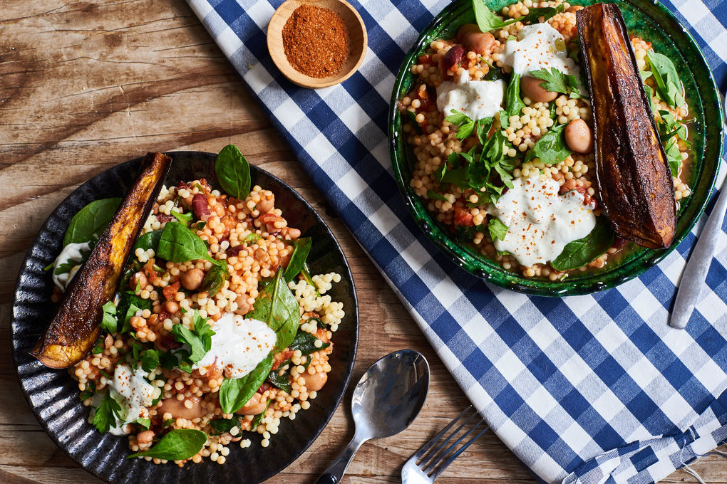 Harissa-Couscousperlen mit Spinat und gebackenen Auberginen