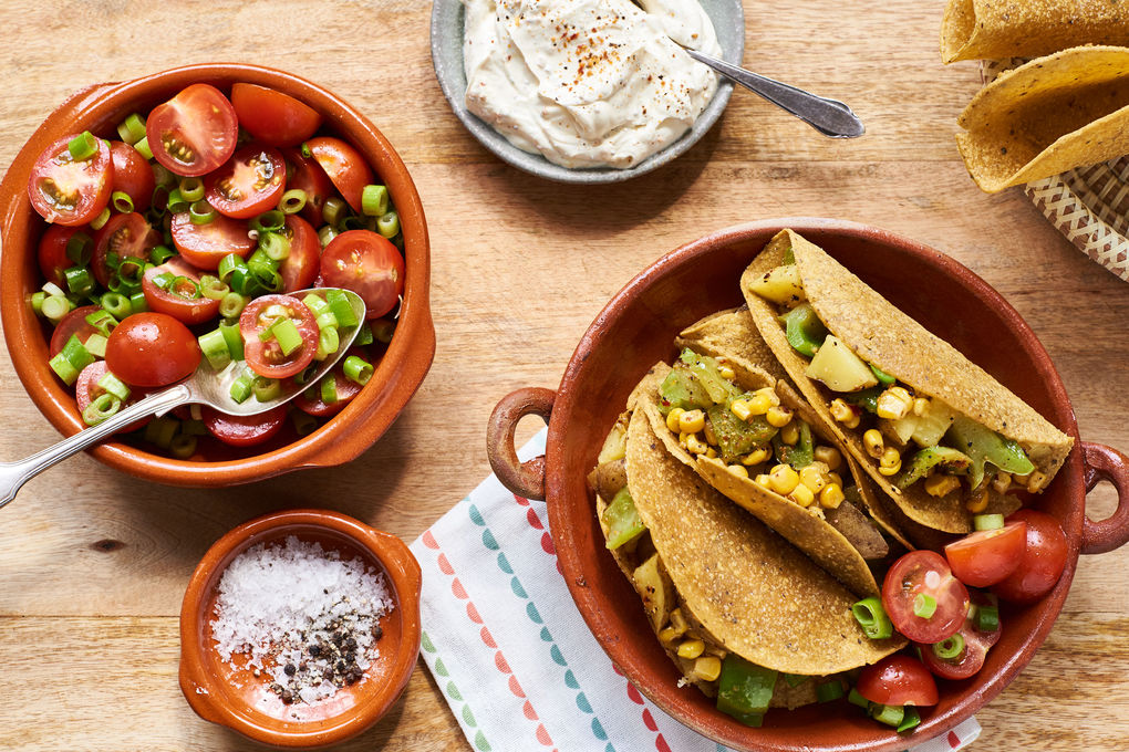 Mexikanische Tacos mit Kartoffeln, Mais und Tomaten