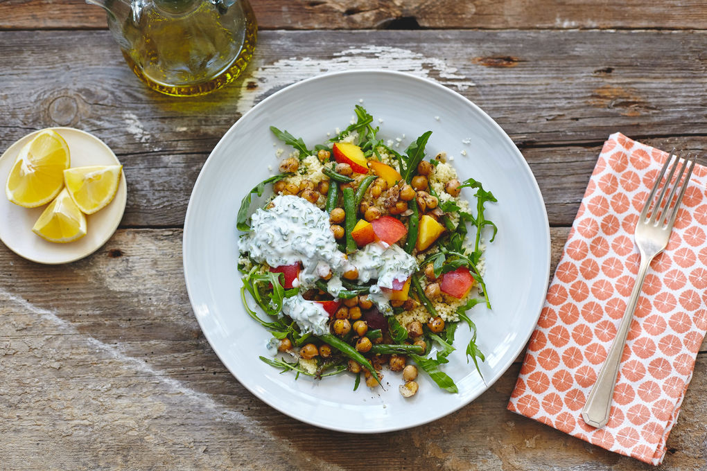 Leichter Kichererbsen-Salat mit grünen Bohnen, Nektarine und Kräu