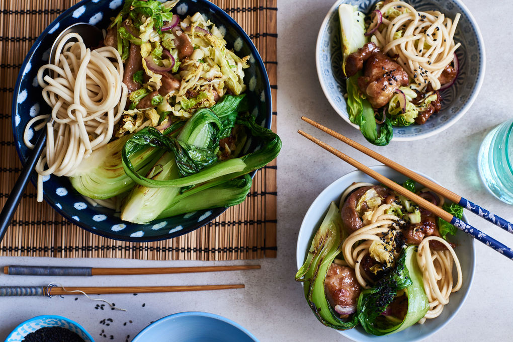 Gebackenes Schweinefleisch mit Udon-Nudeln und Asia-Wokgemüse