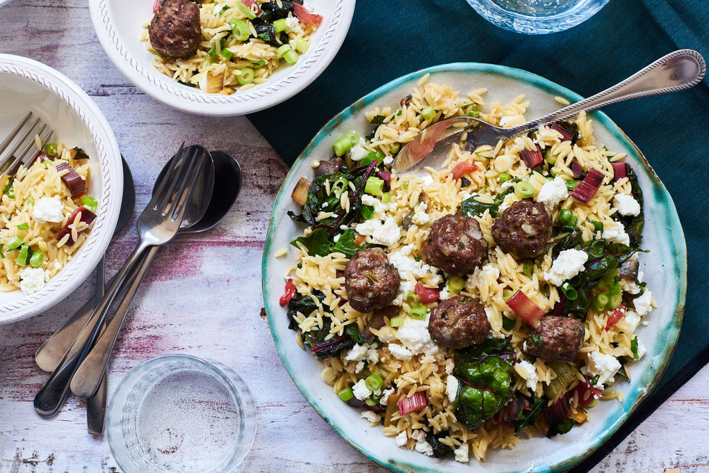 Saftige Bouletten mit Risoni, Mangold und Trakaja-Käse