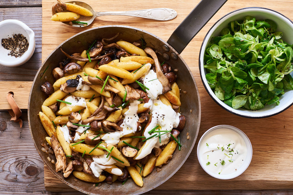 Knusprige Schupfnudeln mit Pilzen und Limetten-Joghurt