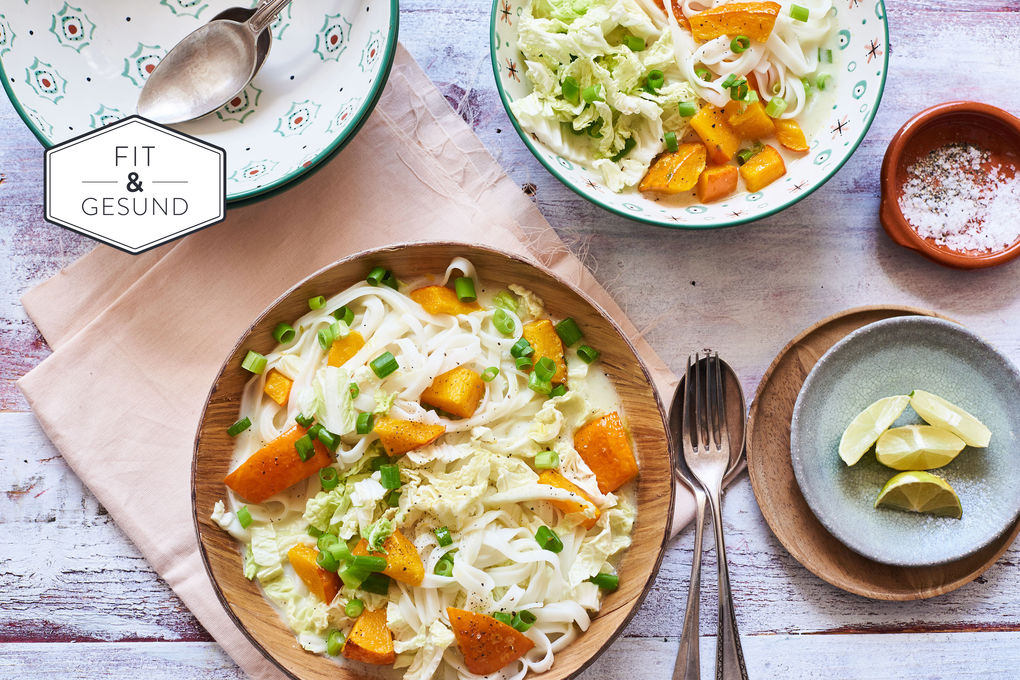 Vietnamesische Kokos-Brühe mit geröstetem Kürbis und Chinakohl