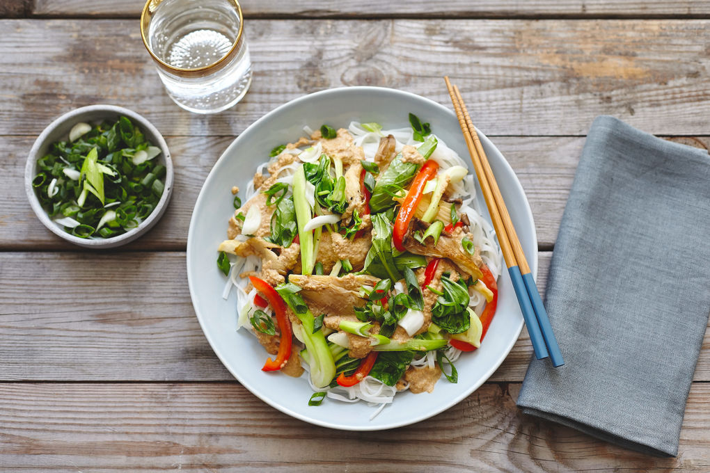 Vegetarisches Stir-fry mit Reisbandnudeln, Austernpilzen und